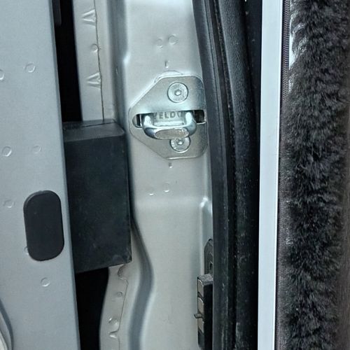 Soft close til skydedøre set tæt på